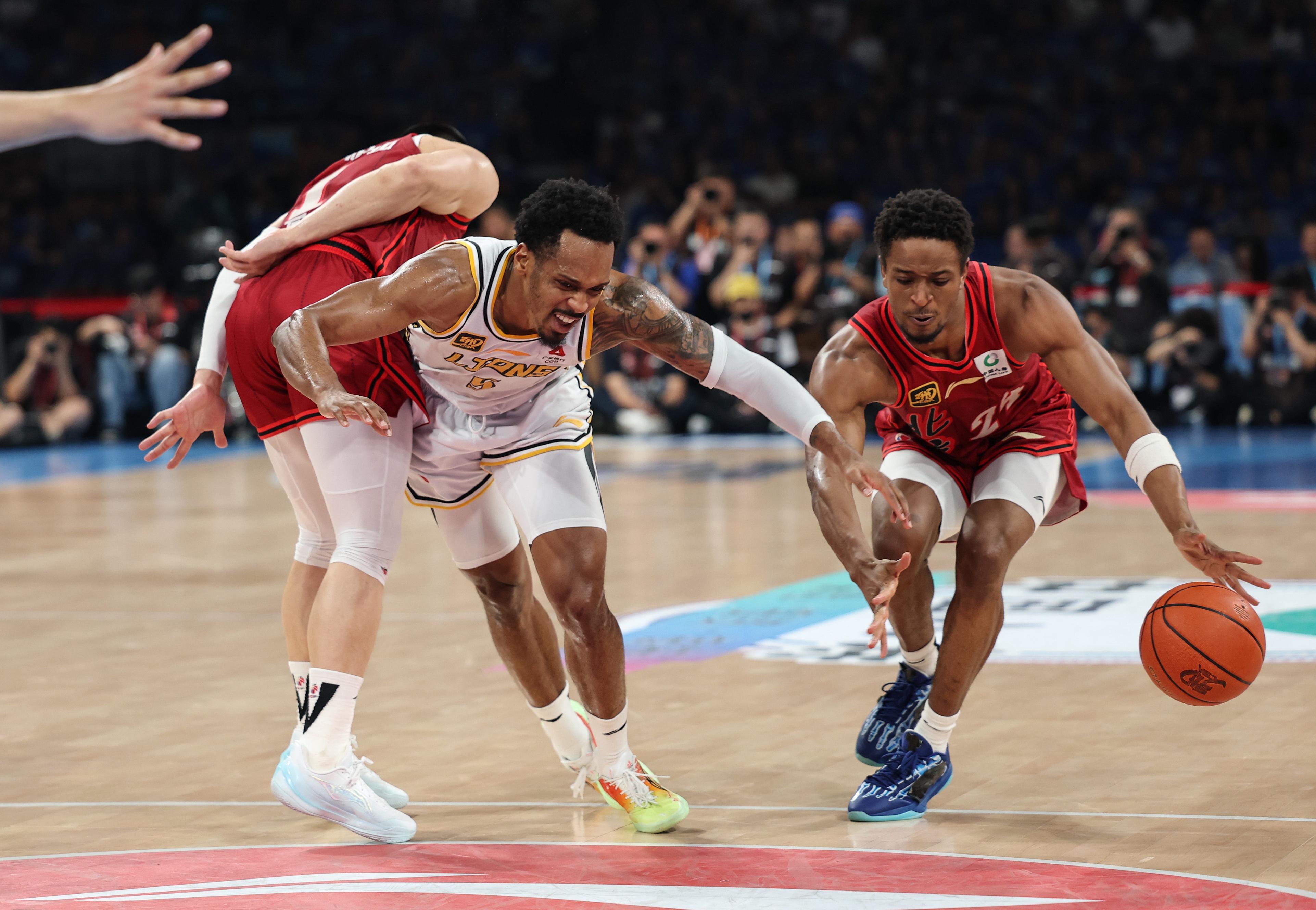 九游官方网站-多伦多猛龙训练开放日；今晨篮板制胜引欢呼；欧篮联在即；训练强度明显提升(8@200双层双向什么意思)